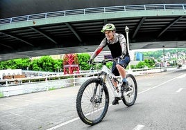 Iñigo del Hoyo, que acaba de ganar una importante carrera de 'ebikes' en Aragón, circula por Deusto con una de sus bicicletas eléctricas.