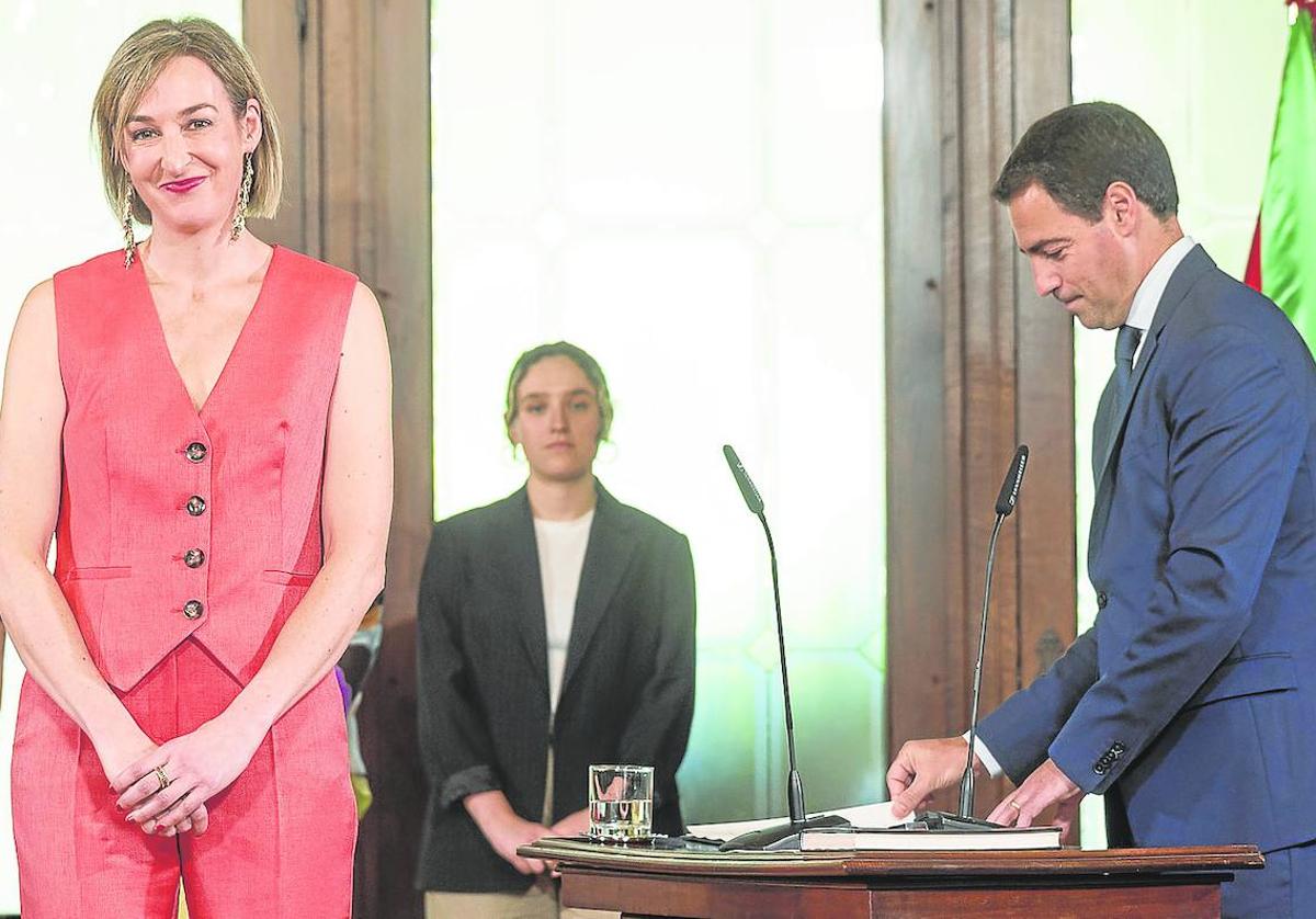 Maria Ubarretxena, el día de su toma de posesión como consejera, junto al lehendakari, Imanol Pradales.