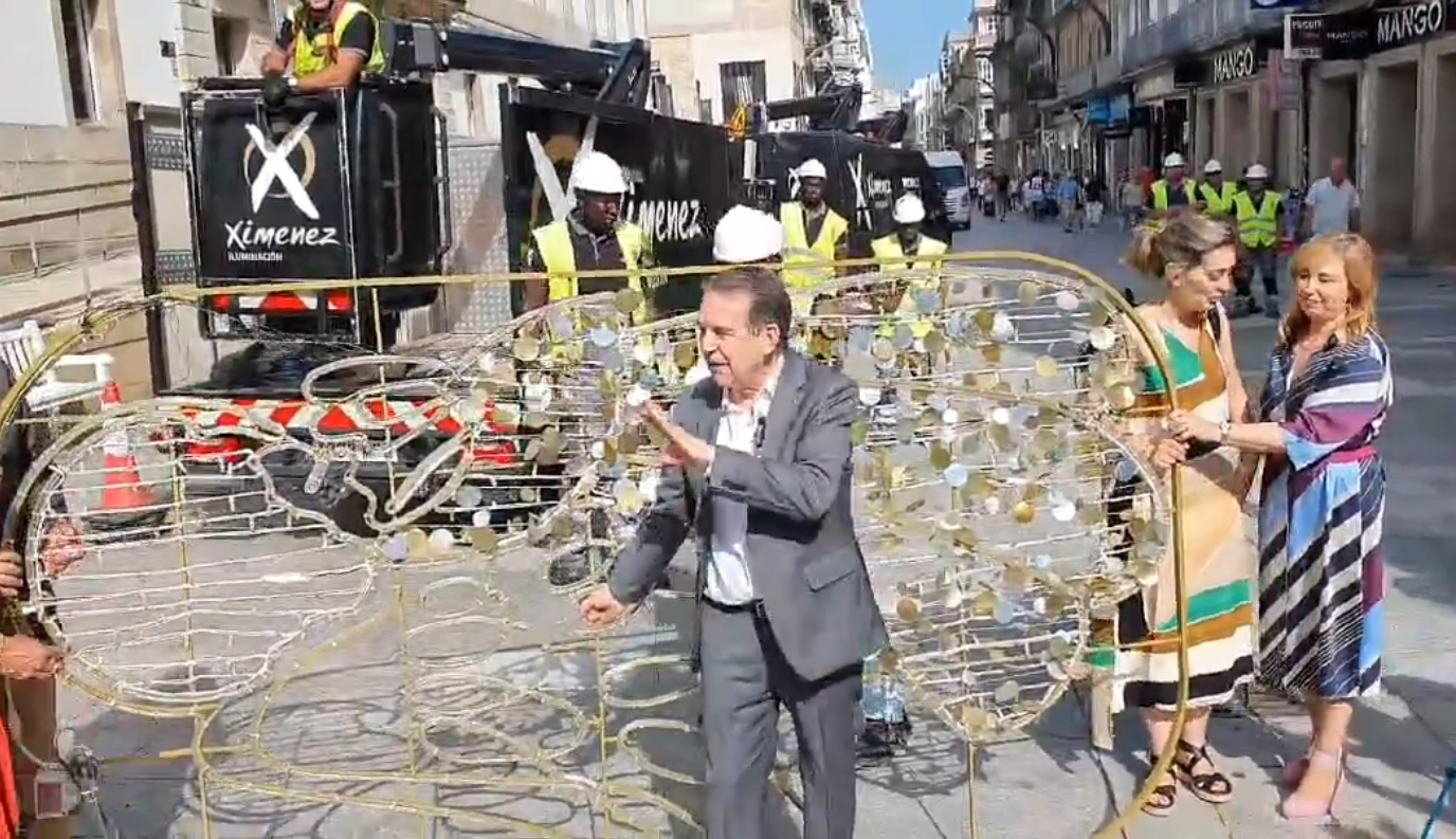 Abel Caballero coloca las luces de Navidad en Vigo.