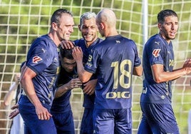 Los albiazules celebran el golazo de Conechny.