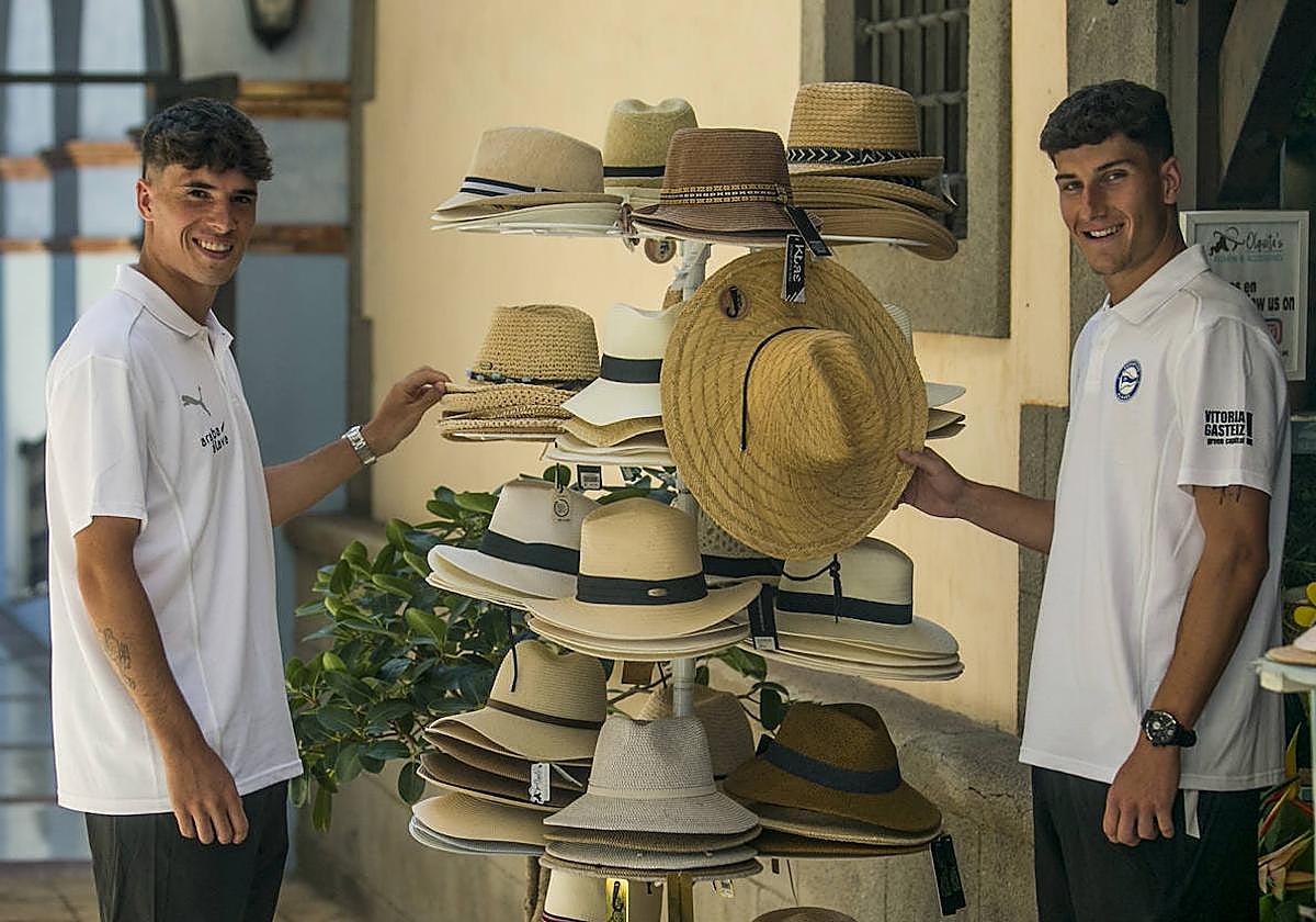 Egoitz (izquierda) y Eneko (derecha) en el complejo Villaitana donde se aloja el Alavés.