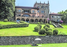 Una persona toma el sol junto a los jardines del palacete getxotarra.