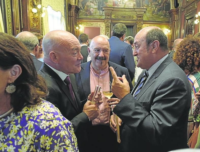 El consejero de Ciencia, Juan Ignacio Pérez; el director del Euskalduna, Iñigo Iturrate; y el presidente del EBB, Andoni Ortuzar