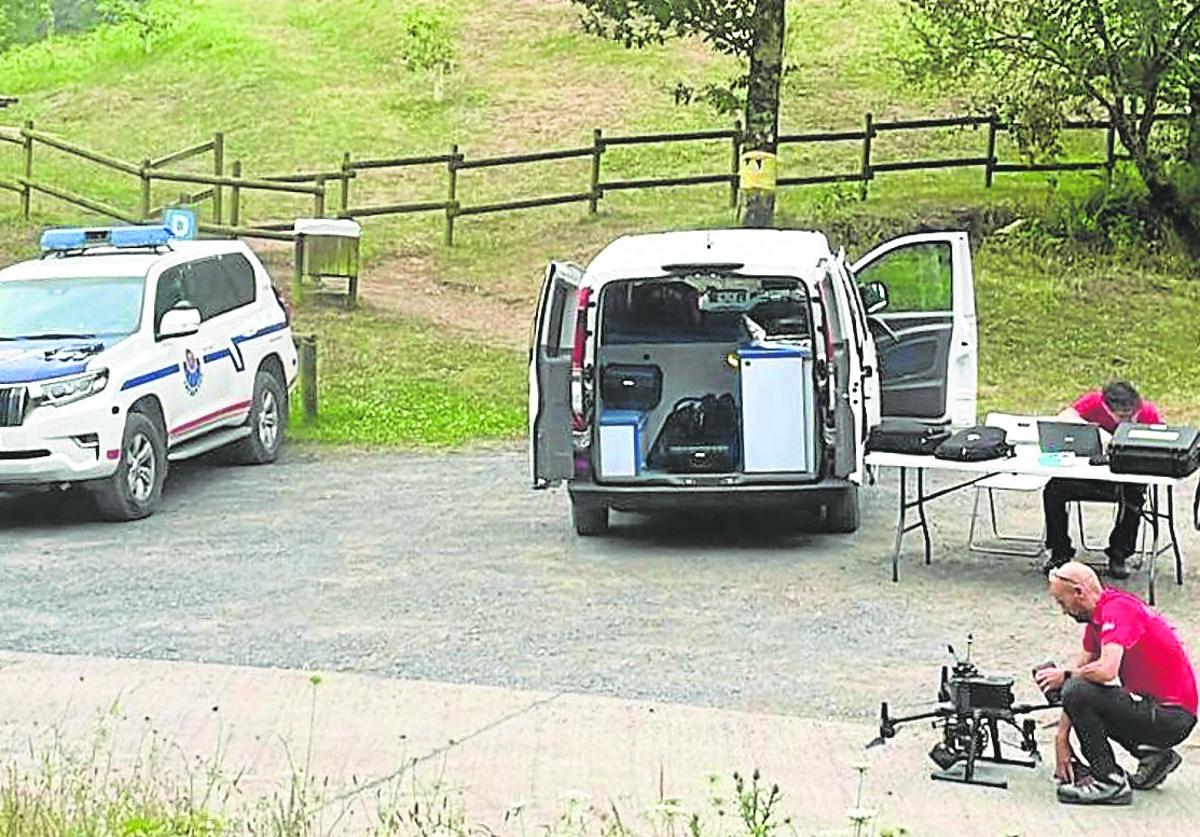 Equipos de rescate preparan los drones que participaron en la búsqueda.