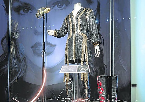 Look' icónico. Conjunto con adornos en purpurina de Jessica Jones de la gira 'Reputation', 2018, entre el recurrente detalle de la serpiente que adorna las botas de Gucci y el micrófono dorado adornado también con un ofidio.