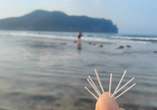 Fibras de plástico en la playa de La Salvé en Laredo.