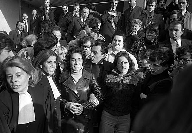 La abogada Gisèle Halimi (segunda por la izquierda), tras el histórico juicio de 1972, que abrió la puerta a la despenalización del aborto tres años después en Francia.