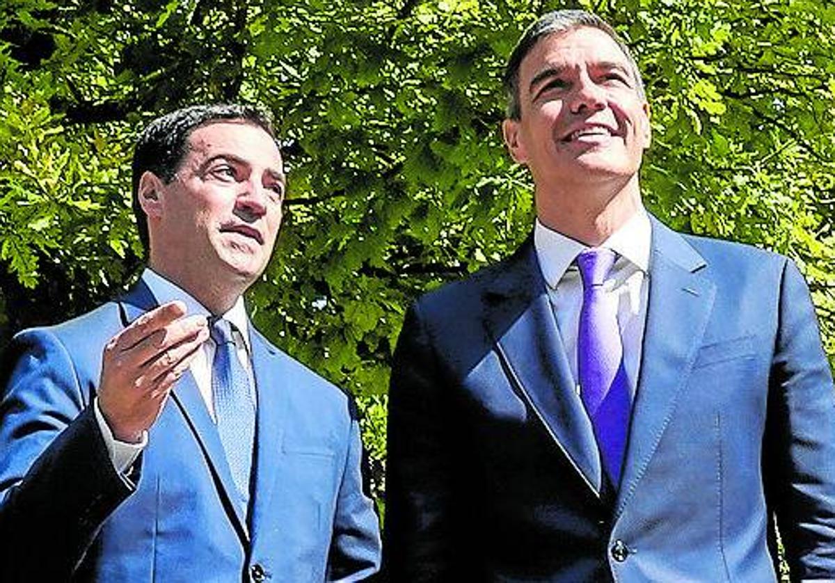 Pradales y Sánchez en los jardines de Ajuria Enea, el pasado viernes.