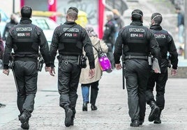 Cuatro agentes de la Ertzaintza patrullan por las calles de Bilbao.