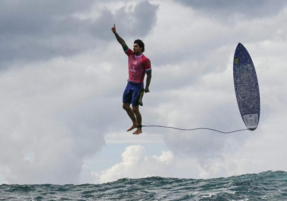 Gabriel Medina celebra una nota de 9,9 en su última ola