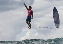 Gabriel Medina celebra una nota de 9,9 en su última ola