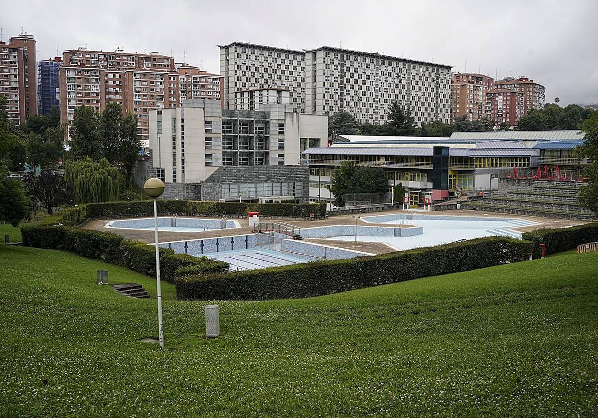Piscina de Txurdinaga cerrada durante un día de huelga