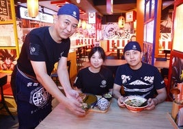 Qi Jiandun, Yilei Wu y Alex Ye, encargados de Buga Ramen de General Álava.