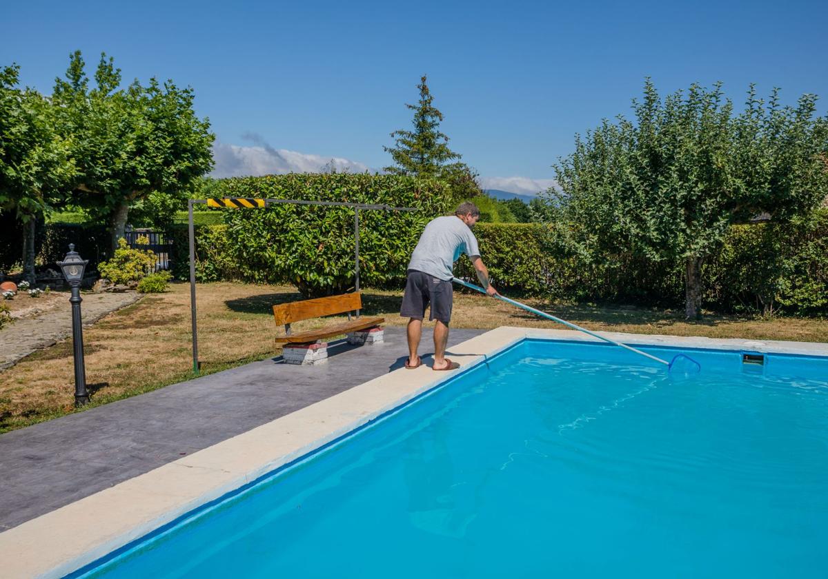 Piden a los vecinos de la Llanada reducir el regadío y el llenado de piscinas