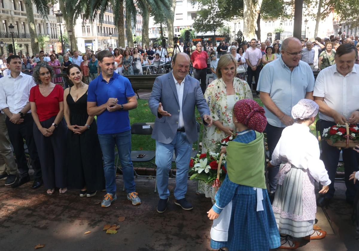 El presidente del EBB, Andoni Ortuzar, y el lehendakari, Imanol Pradales, durante la celebración del acto con motivo de la festividad de San Ignacio.