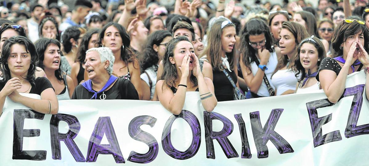 En la calle. Imagen de una concentración en Vitoria contra una agresión machista.