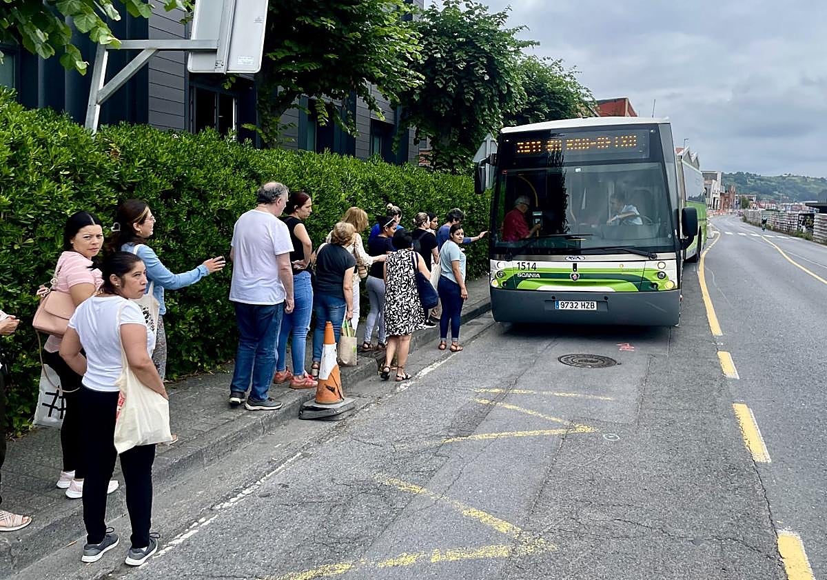 Imagen principal - En la imagen superior, colas en una parada de Bizkaibus; en el centro, una parada de Algorta cercana a la estación de metro, y en la imagen inferior, la rotura de la catenaria.