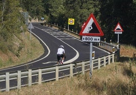 El paso de ciclistas, coches y vehículos agrícolas es constante en la carretera A-2128.