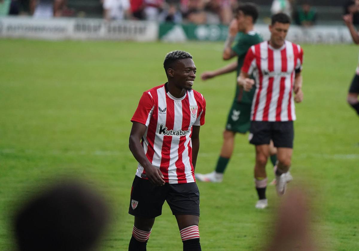 Djaló sonríe tras anotar el gol.