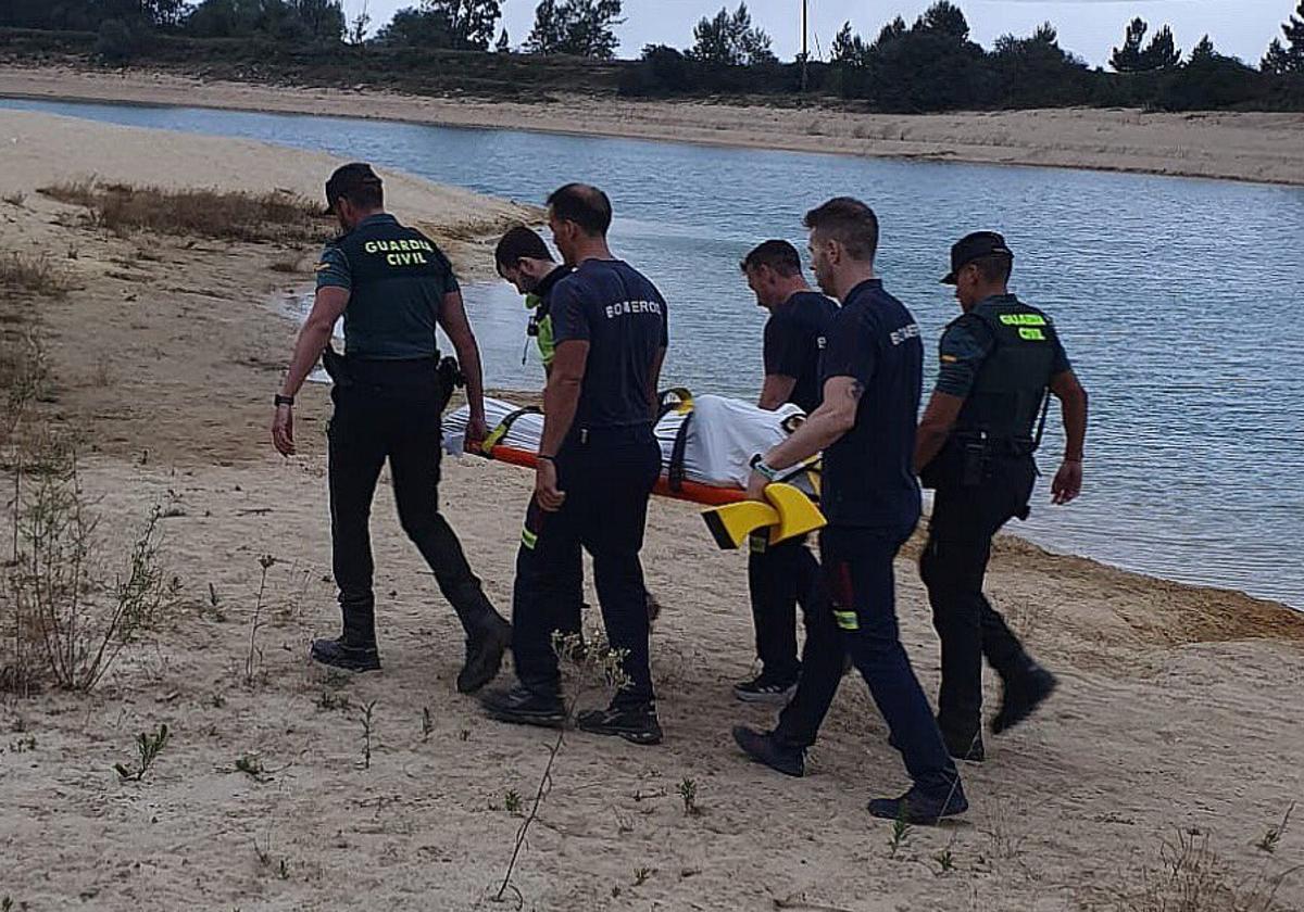 Operarios del cuerpo de rescate, ayer en el pantano de Arija.