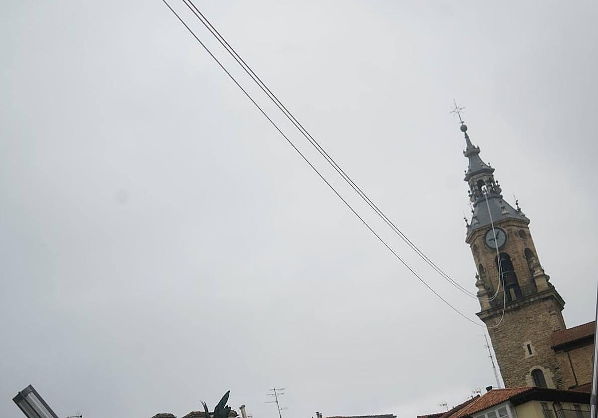 El cable por el que descenderá este domingo Celedón ya está listo.