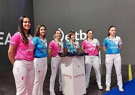 Las protagonistas de las dos finales en la presentación realizada este viernes en el frontón de La Esperanza