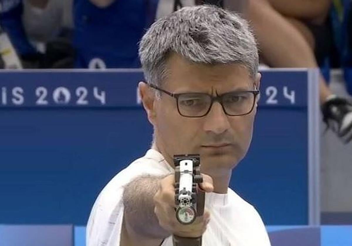 Yusuf Dikec ejecuta uno de los disparos.