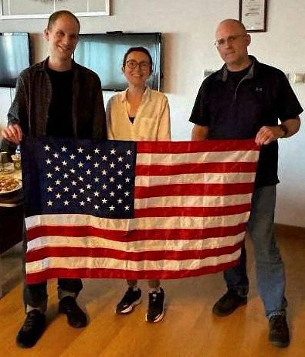 Exprisioneros estadounidenses posan tras su liberación.