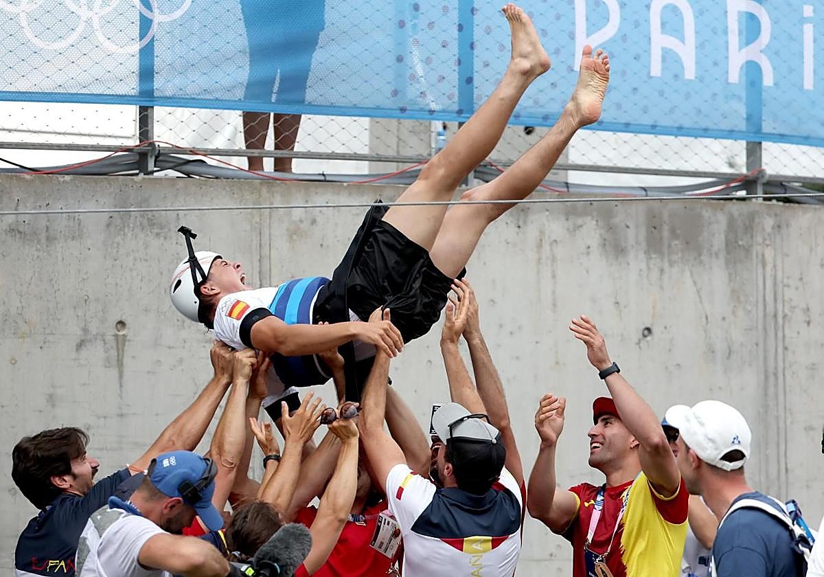 El piragüista donostiarra fue manteado por su equipo.