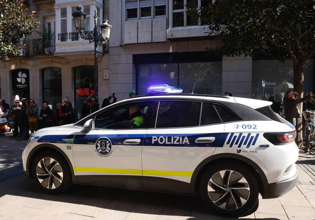 Detenido un joven que pinchó con un cuchillo a otro para robarle el patinete en Vitoria