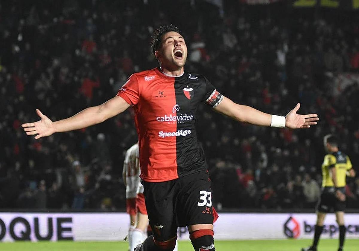 Momento de celebración de Facundo Garcés con la elástica del Atlético Colón.