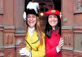 Itziar Ituño, actriz, y Nagore Ugarte, comparsera de Txinbotarrak, pregonera y txupinera, respectivamente.