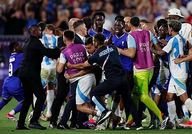 Un momento de la tangana en el campo de juego
