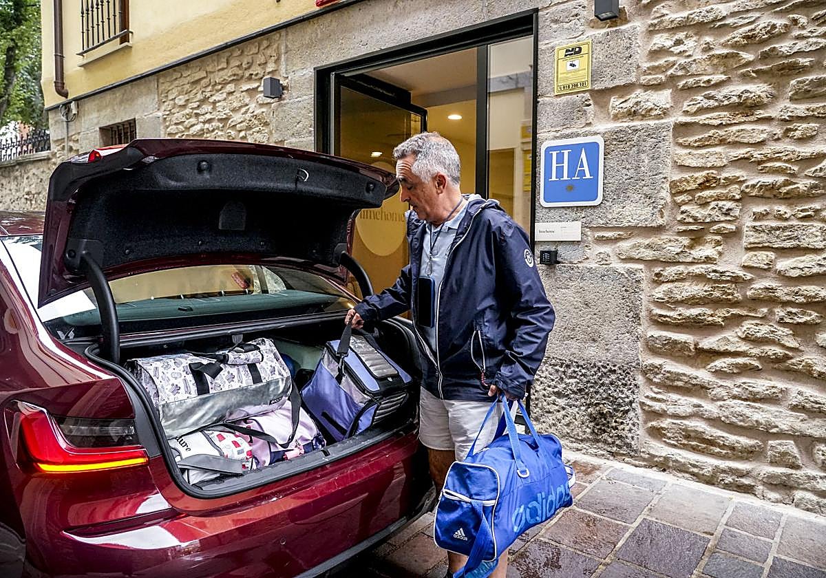 Un visitante descargaba este sábado su maletero frente al acceso a un alojamiento del Casco Viejo.