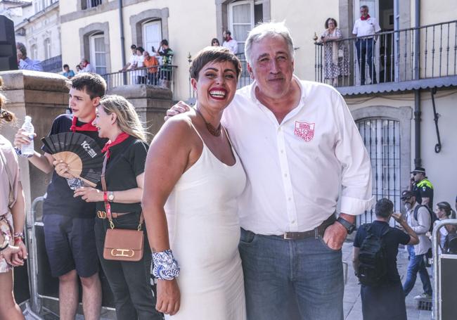 Rocío Vitero posa junto al alcalde de Pamplona, Joseba Asirón.