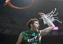 Rudy Fernández festeja la Copa del 2008 en Vitoria.