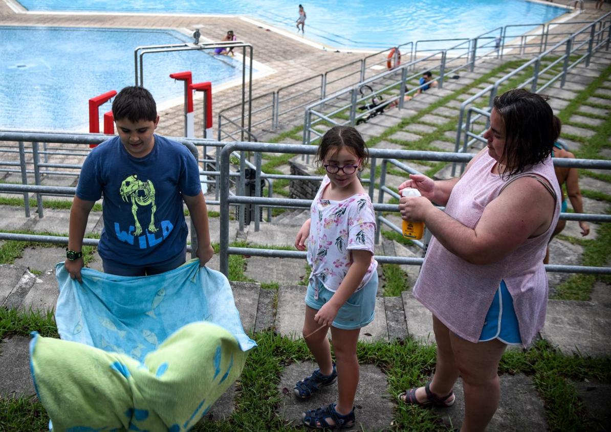 Imagen secundaria 1 - Los bilbaínos regresan a las piscinas: «Es el mejor plan del mundo»