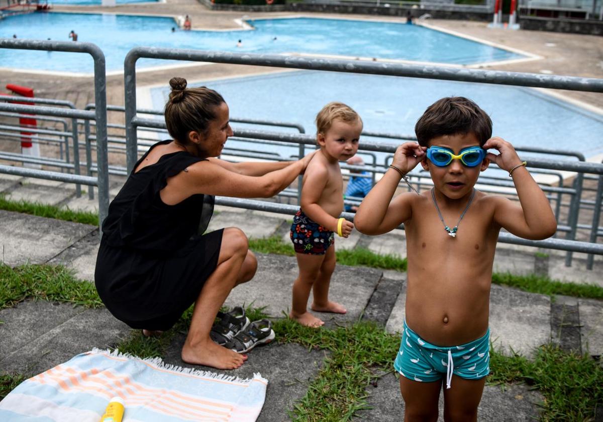 Imagen principal - Los bilbaínos regresan a las piscinas: «Es el mejor plan del mundo»