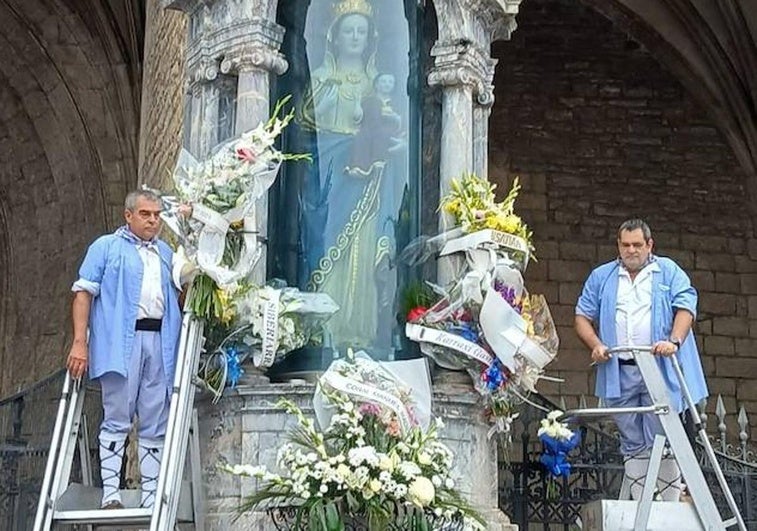 Ofrenda floral de Los Bainas este lunes, Txomin Cantero a la izquierda.