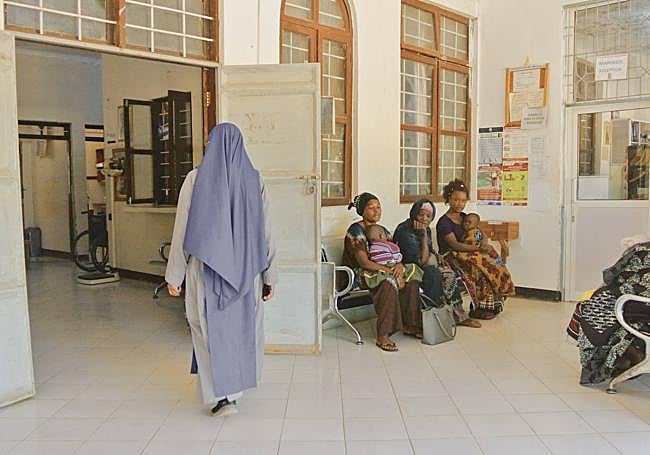 Pacientes esperan a ser atendidos en el dispensario de Ushetu.