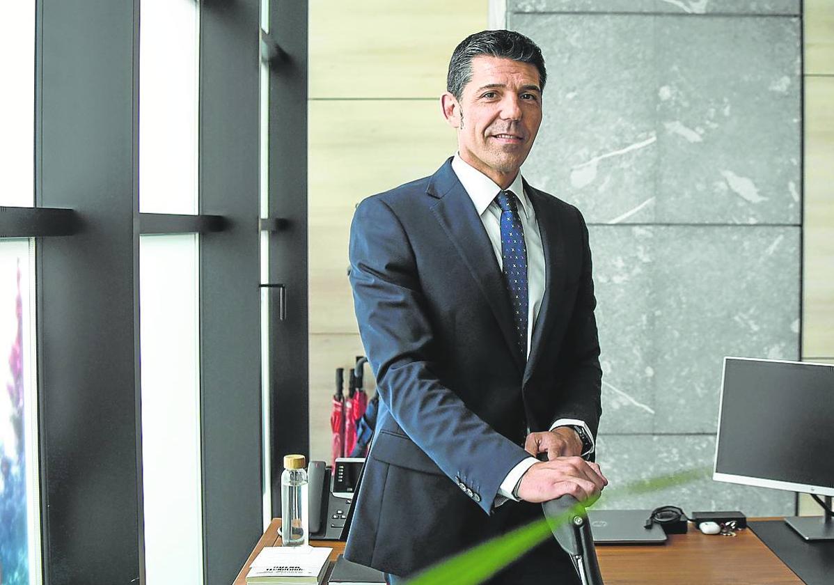 Javier Solís en su despacho de las oficinas de Mapfre en Bilbao antes de la entrevista.