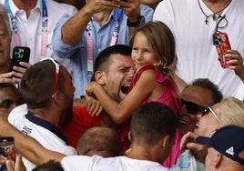 La tierna imagen de Djokovic abrazado a su hija tras ganar el oro ante Alcaraz en París