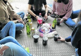 Un grupo de jóvenes se junta en plena calle para beber alcohol.