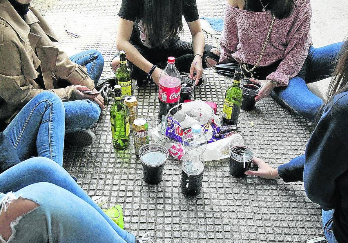 Un grupo de jóvenes se junta en plena calle para beber alcohol.