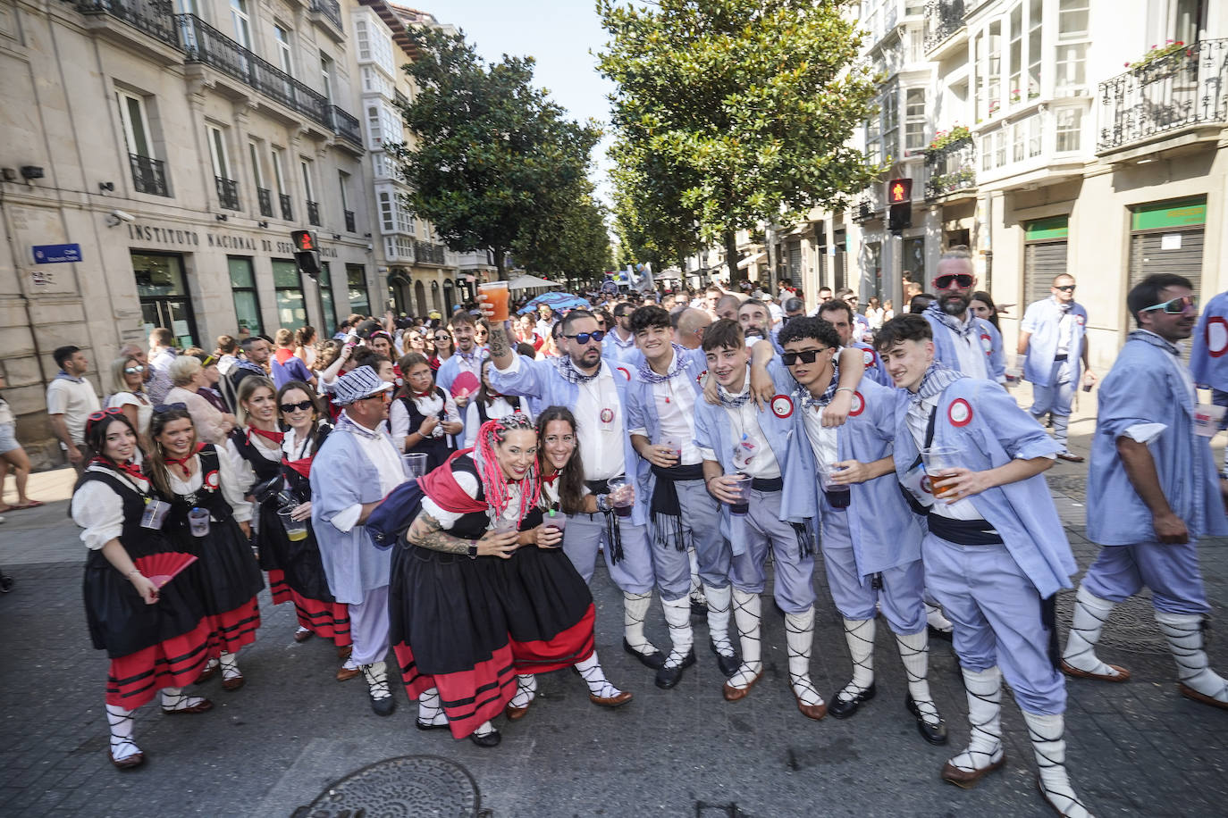 El primer paseíllo de fiestas de Vitoria, en imágenes