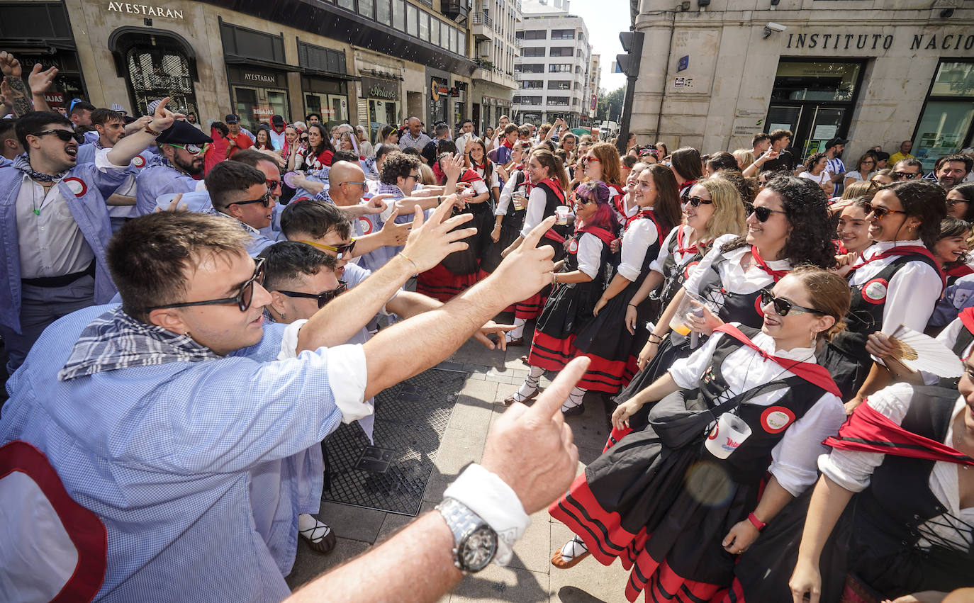 El primer paseíllo de fiestas de Vitoria, en imágenes