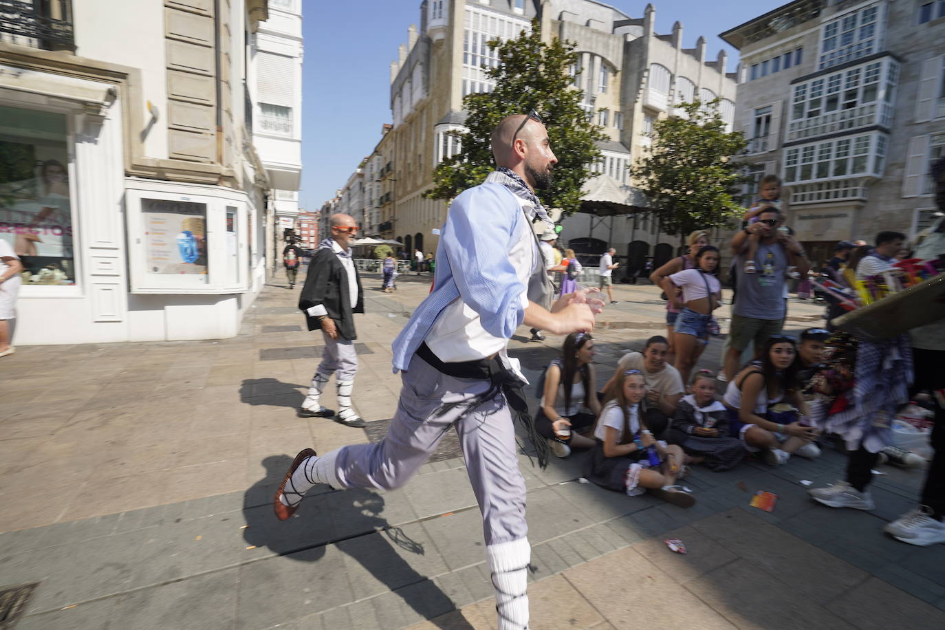 El primer paseíllo de fiestas de Vitoria, en imágenes