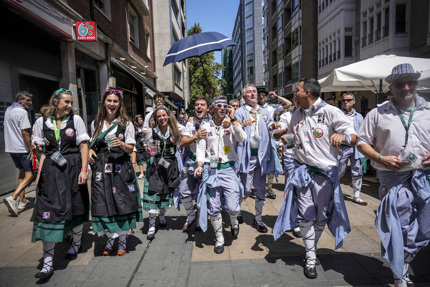 El primer paseíllo de fiestas de Vitoria, en imágenes