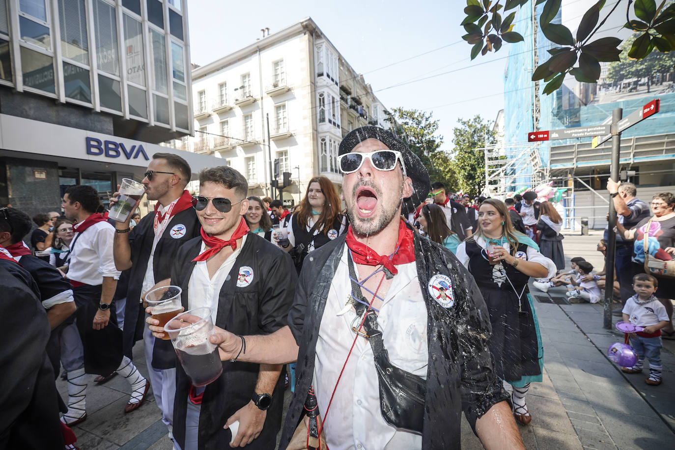 El primer paseíllo de fiestas de Vitoria, en imágenes