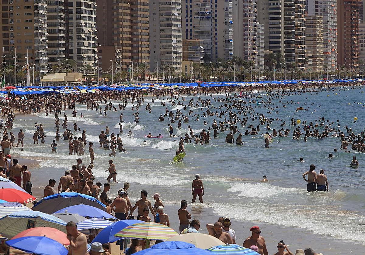 Los avisos de la Policía Local de Benidorm a los turistas: «Abiertos por vacaciones para los 'Benilovers'»